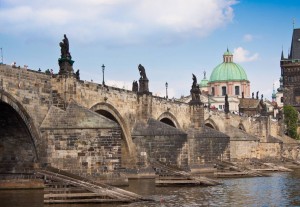 Karlův most (vrcholná gotika, sochy barokní) spojuje Staré Město a Malou Stranu.
foto: Fotolia