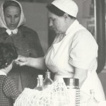 Poválečná akce Mezinárodního červeného kříže 1947: Julie dává dětem po lžičkách rybí tuk.