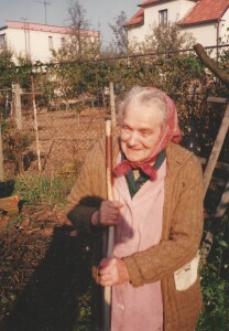 Julie Vašinová doma na zahrádce. Zemřela v roce 2004 ve věku 92 let
